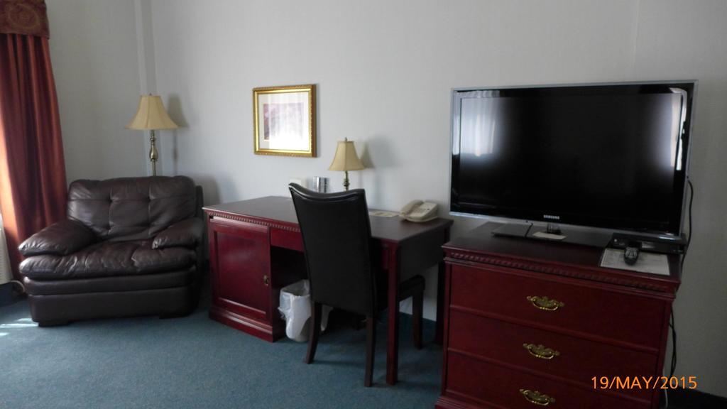 The Bridgeport Inn Fort Mcmurray Habitación foto